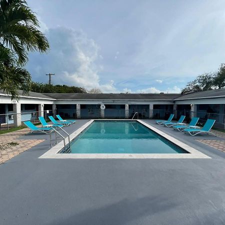 Hollywood Gardens Inn & Suites Екстериор снимка