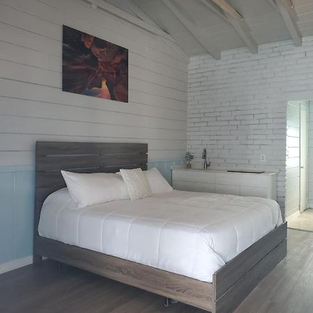 Hollywood Gardens Inn & Suites Екстериор снимка