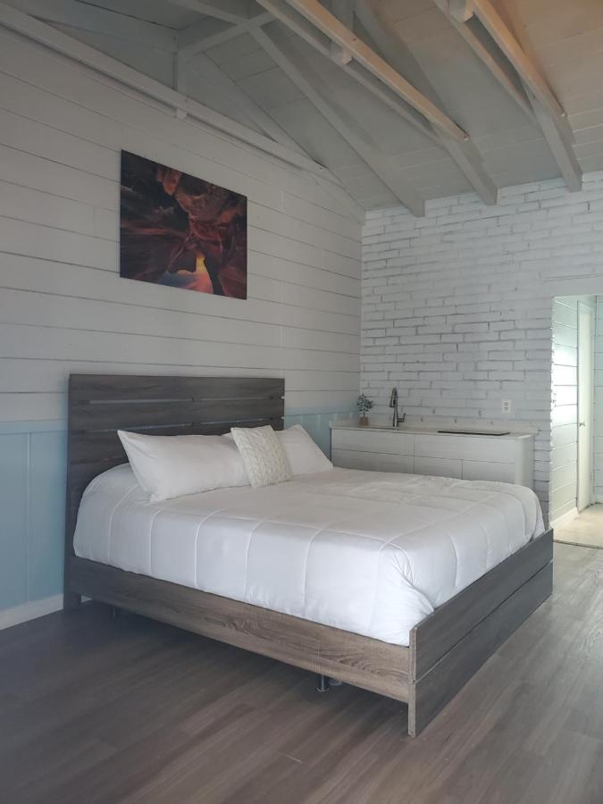 Hollywood Gardens Inn & Suites Екстериор снимка