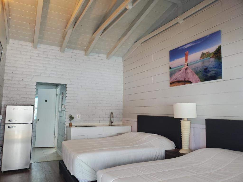 Hollywood Gardens Inn & Suites Екстериор снимка